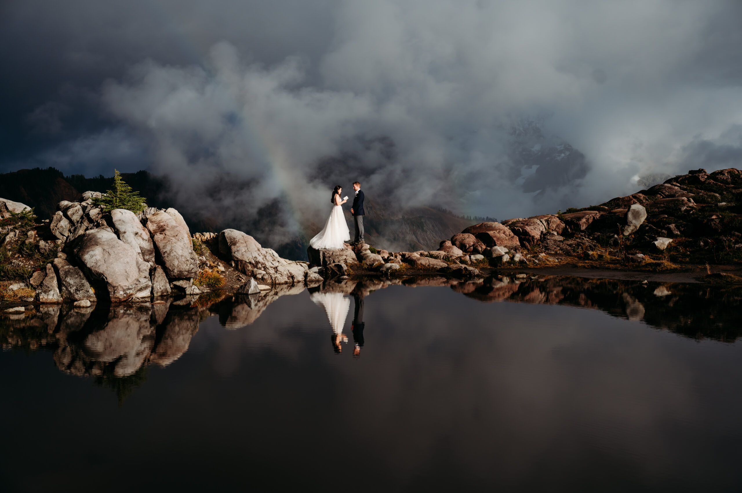 A couple eloping at Artist Point in the North Cascades